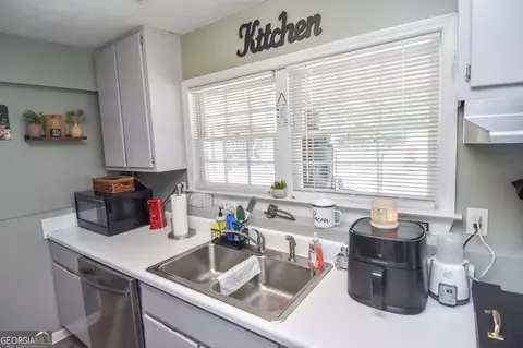 Kitchen - 1579 Van Buren Rd, Barnesville, GA 30204 photo 5 of 7
