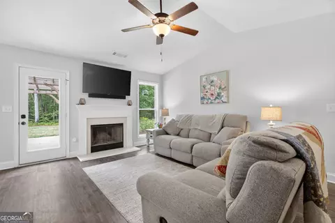 Living - 202 Rolling Woods Ln, Hull, GA 30646 photo 1 of 1