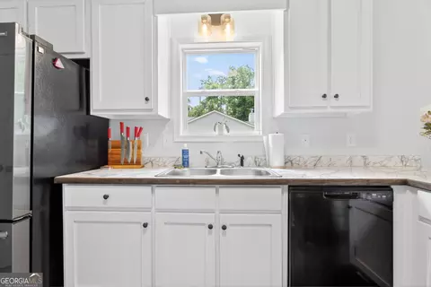 Kitchen - 202 Rolling Woods Ln, Hull, GA 30646 photo 2 of 3