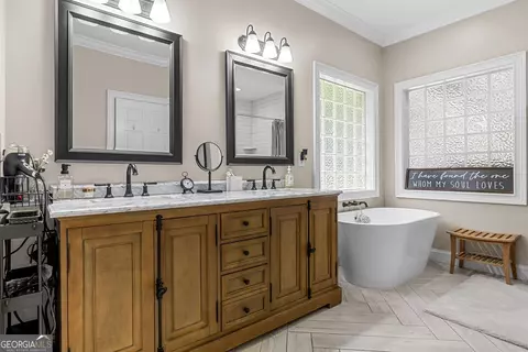 Bath - 5 Haley Dr SE, Rome, GA 30161 photo 2 of 8