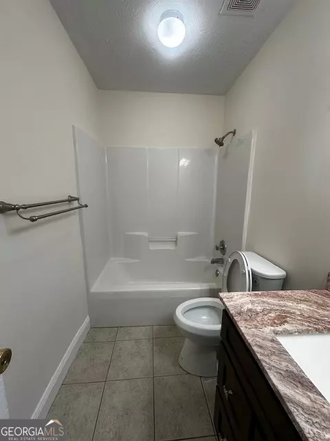 Bath - 106 Ridgefield Cir, Lagrange, GA 30241 photo 1 of 3