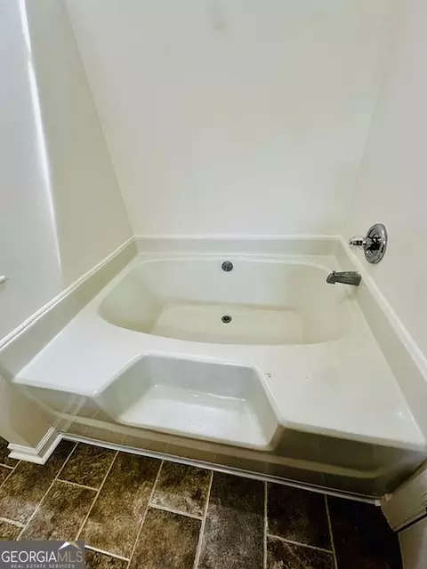 Bath - 106 Ridgefield Cir, Lagrange, GA 30241 photo 2 of 3