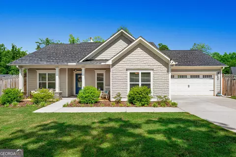 237 N Point Cir, Hartwell, GA 30643