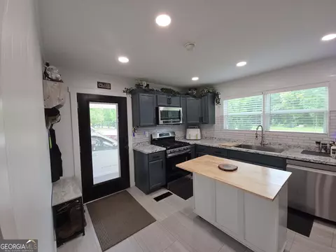 Kitchen - 395 E Milner Rd, Zebulon, GA 30295 photo 1 of 2