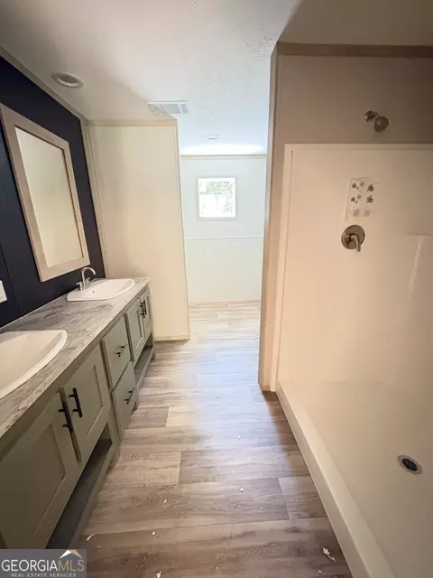 Bath - 1018 Neal Rd, Commerce, GA 30530 photo 3 of 6