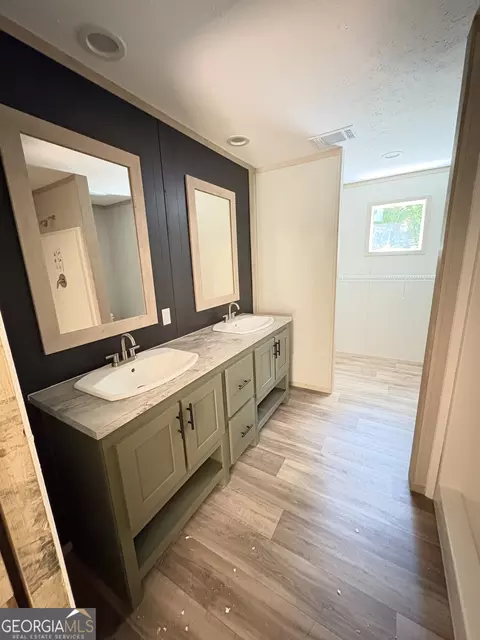 Bath - 1018 Neal Rd, Commerce, GA 30530 photo 6 of 6