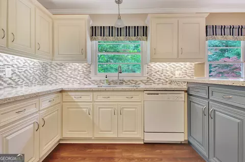 Kitchen - 717 Tyrone Rd, Tyrone, GA 30290 photo 3 of 5