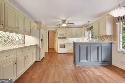 Kitchen - 717 Tyrone Rd, Tyrone, GA 30290 photo 2 of 5