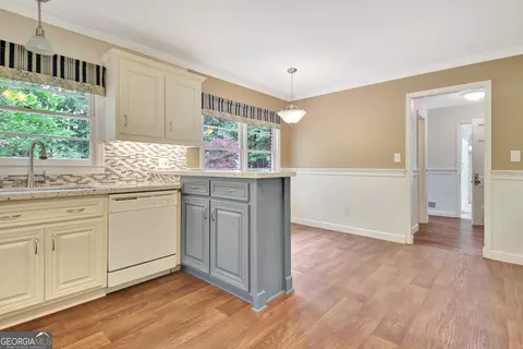 Kitchen - 717 Tyrone Rd, Tyrone, GA 30290 photo 4 of 5