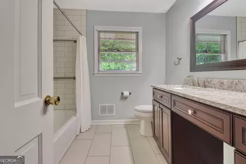 Bath - 717 Tyrone Rd, Tyrone, GA 30290 photo 2 of 7