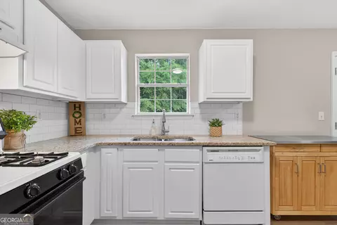 Kitchen - 93 Eva Dr, Hampton, GA 30228 photo 2 of 2