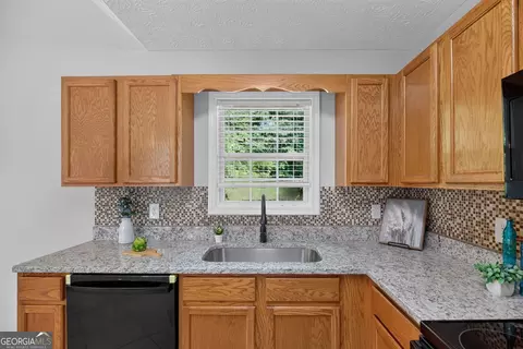 Kitchen - 195 River Oak Ct, Temple, GA 30179 photo 2 of 3