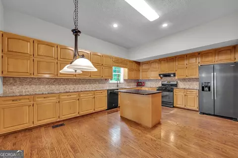 Kitchen - 65 Pointe View Ct, Jackson, GA 30233 photo 2 of 3