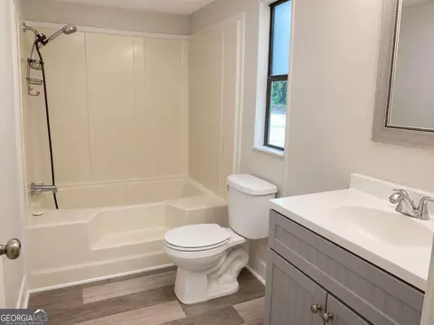 Bath - 400 Kellogg Dr, Colbert, GA 30628 photo 1 of 3