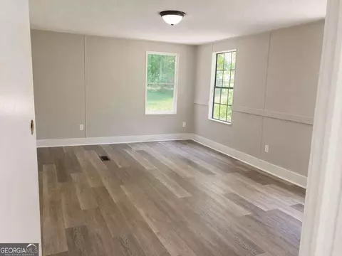 Living - 400 Kellogg Dr, Colbert, GA 30628 photo 6 of 7
