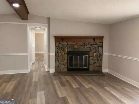 Living - 400 Kellogg Dr, Colbert, GA 30628 photo 2 of 7