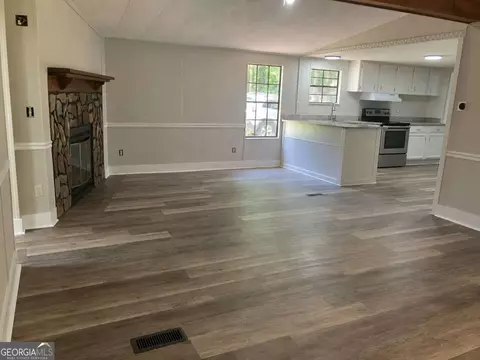 Living - 400 Kellogg Dr, Colbert, GA 30628 photo 3 of 7