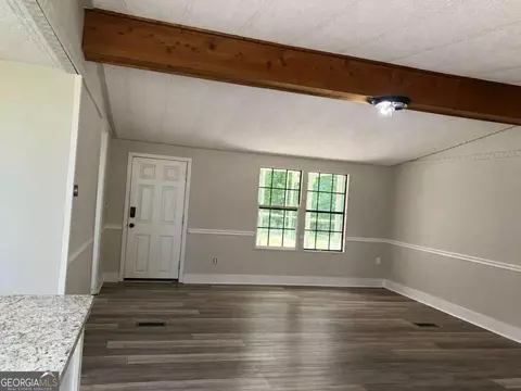 Living - 400 Kellogg Dr, Colbert, GA 30628 photo 5 of 7