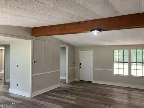 Living - 400 Kellogg Dr, Colbert, GA 30628 photo 4 of 7