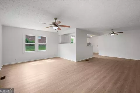 Living - 119 Hunt Dr NE, Calhoun, GA 30701 photo 2 of 8