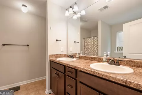 Bath - 263 Stanebrook Ct, Jackson, GA 30233 photo 1 of 2