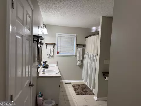 Bath - 71 Williamson Trce, Williamson, GA 30292 photo 1 of 2