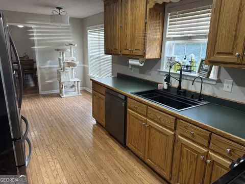 Kitchen - 71 Williamson Trce, Williamson, GA 30292 photo 2 of 4