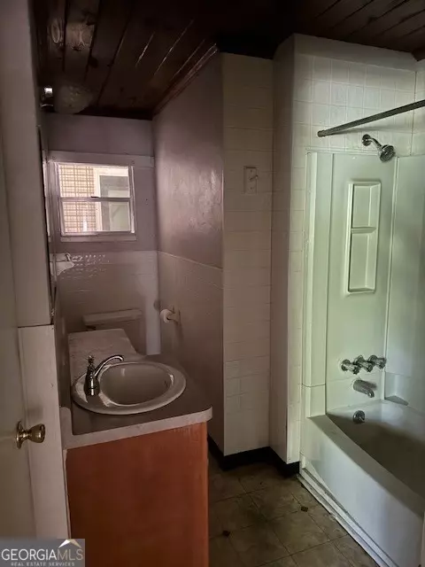 Bath - 201 Davis Dr, Centerville, GA 31028 photo 1 of 1
