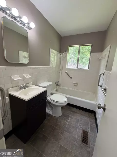 Bath - 133 Alton Dr, Lagrange, GA 30241 photo 1 of 2