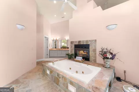 Bath - 593 Cross Creek Dr, Toccoa, GA 30577 photo 2 of 6