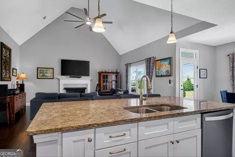 Kitchen - 206 Lagoon St #176, Lagrange, GA 30241 photo 4 of 6