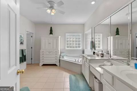 Bath - 405 River Forest Dr, Mcdonough, GA 30252 photo 2 of 4