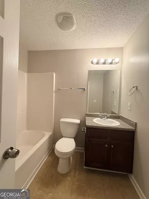 Bath - 609 Vaughan Dr, Hampton, GA 30228 photo 1 of 8
