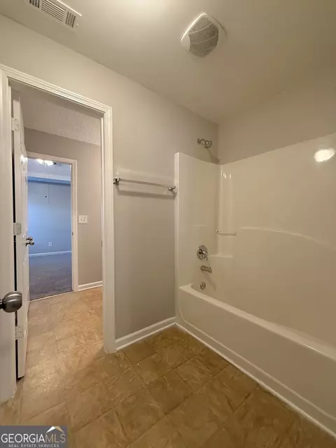 Bath - 609 Vaughan Dr, Hampton, GA 30228 photo 3 of 8