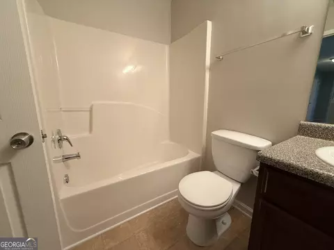 Bath - 609 Vaughan Dr, Hampton, GA 30228 photo 2 of 8
