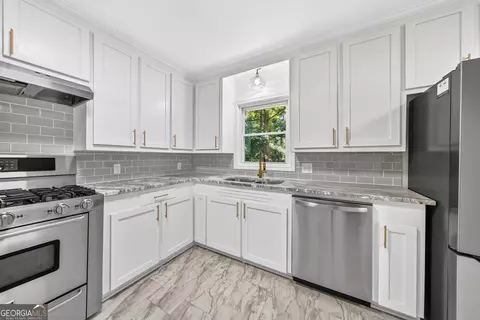 Kitchen - 202 N Barnard Ave, Lagrange, GA 30241 photo 4 of 5