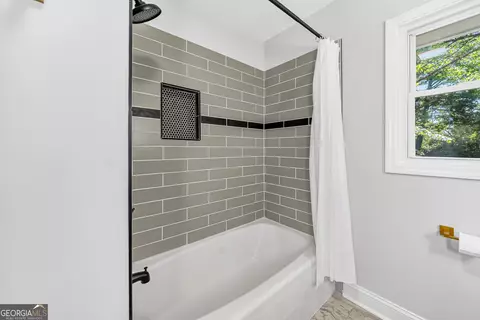 Bath - 202 N Barnard Ave, Lagrange, GA 30241 photo 2 of 2