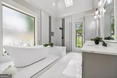 Bath - 852 Tom Miller Rd, Bethlehem, GA 30620 photo 4 of 11