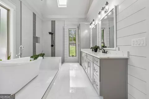 Bath - 852 Tom Miller Rd, Bethlehem, GA 30620 photo 6 of 11