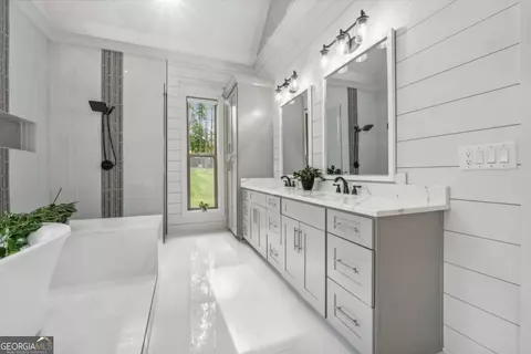 Bath - 852 Tom Miller Rd, Bethlehem, GA 30620 photo 5 of 11