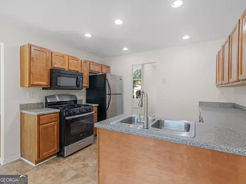Kitchen - 992 Brisley Cir, Hampton, GA 30228 photo 4 of 5