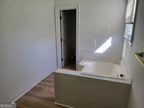 Bath - 2703 Boars Head Rd, Augusta, GA 30907 photo 2 of 6