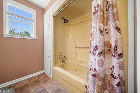 Bath - 4562 Gip Rd, Millen, GA 30442 photo 4 of 4