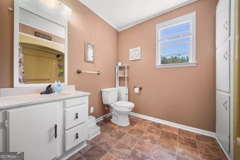 Bath - 4562 Gip Rd, Millen, GA 30442 photo 3 of 4