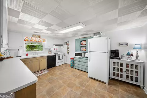 Kitchen - 4562 Gip Rd, Millen, GA 30442 photo 2 of 3