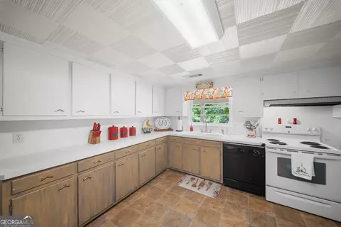 Kitchen - 4562 Gip Rd, Millen, GA 30442 photo 3 of 3