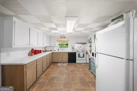Kitchen - 4562 Gip Rd, Millen, GA 30442 photo 1 of 3
