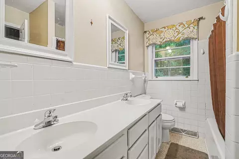 Bath - 90 Elm Dr, Toccoa, GA 30577 photo 1 of 2