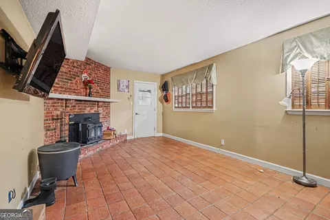 Living - 90 Elm Dr, Toccoa, GA 30577 photo 3 of 3
