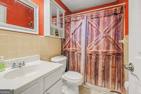 Bath - 90 Elm Dr, Toccoa, GA 30577 photo 2 of 2